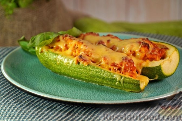 Кабачки, фаршированные яйцами и ветчиной