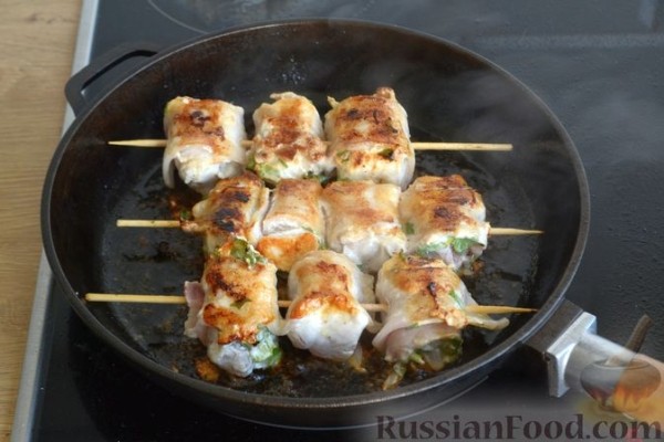 Шашлычки из куриного филе в йогуртовом маринаде, с беконом