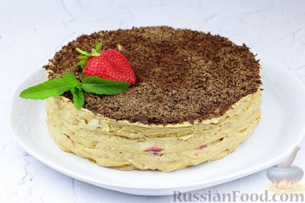 Торт из лаваша с клубникой и кремом из сметаны и сгущёнки (без выпечки)