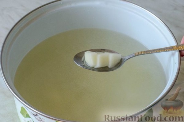 Щи с копченой колбасой и сосисками