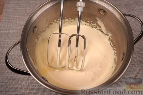 Шарлотка из сдобных булочек, с яблоками, вишней и смородиновым соусом
