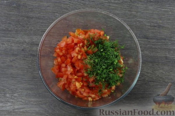 Картофельно-луковый блинный торт с помидорами и сыром