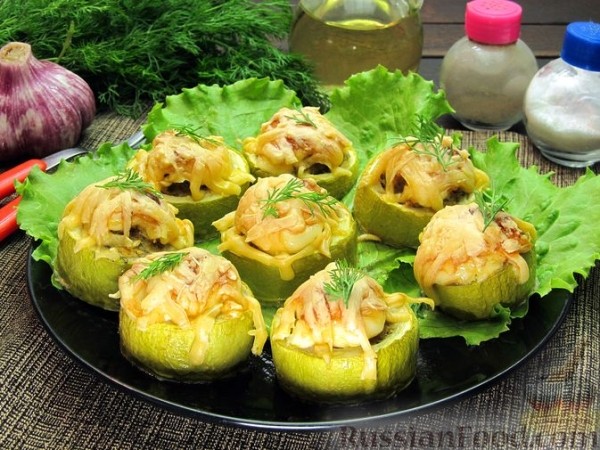 Запечённые кабачки с фаршем, морковью и сыром