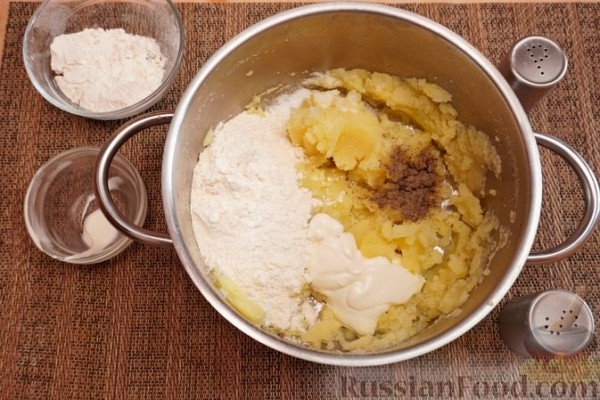 Картофельные мини-пиццы с шампиньонами и морковью