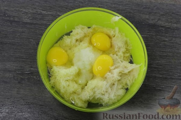 Картофельно-луковый блинный торт с помидорами и сыром