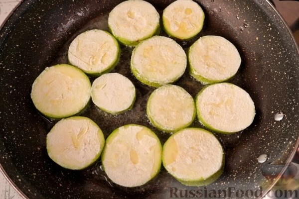 Кабачки с помидорами, запечённые в сметане