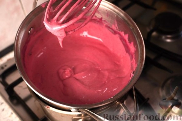 Шарлотка из сдобных булочек, с яблоками, вишней и смородиновым соусом