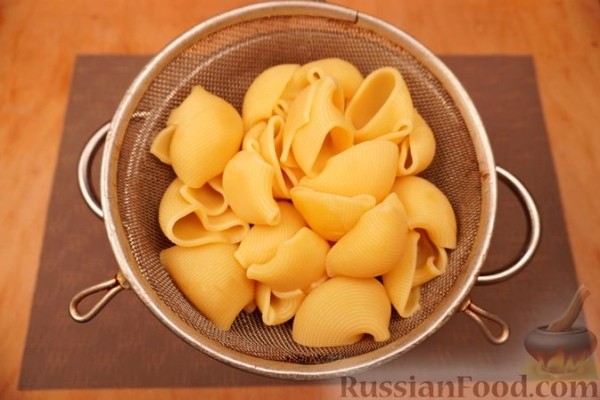Макароны-ракушки, фаршированные курицей, под сырно-сливочным соусом