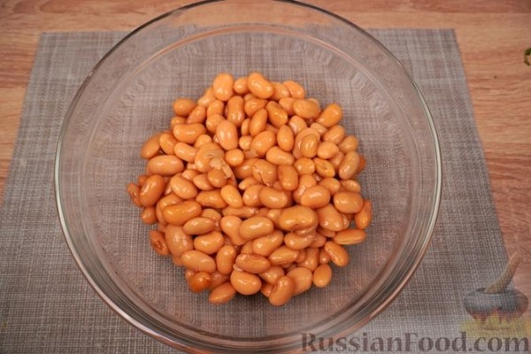 Салат из фасоли с чесноком и зеленью
