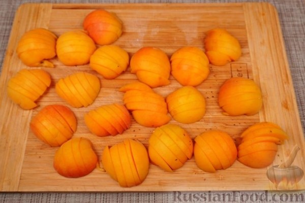 Абрикосовый пирог со сливочной заливкой