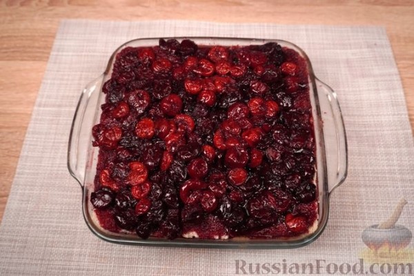 Шарлотка из сдобных булочек, с яблоками, вишней и смородиновым соусом