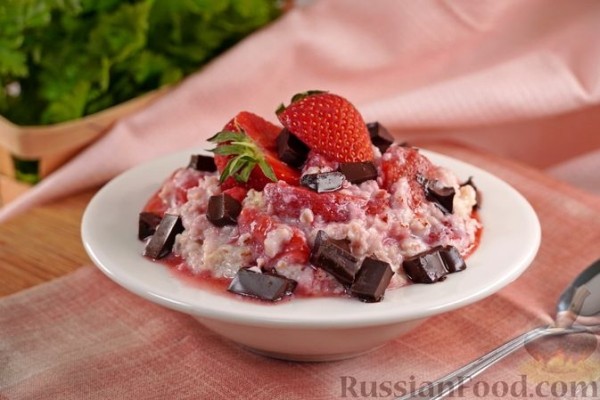 Овсяная каша с клубникой и шоколадом