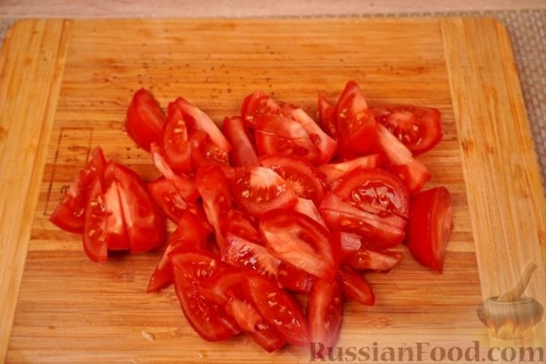 Салат "Молдавский" с помидорами, огурцами и перцем