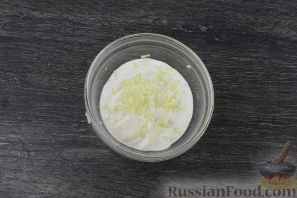 Запечённый молодой картофель в кунжуте, со сметанным соусом