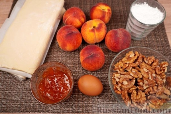Слойки с персиками и грецкими орехами
