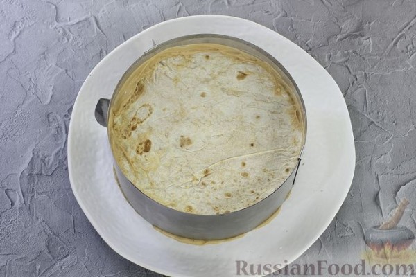 Торт из лаваша с клубникой и кремом из сметаны и сгущёнки (без выпечки)