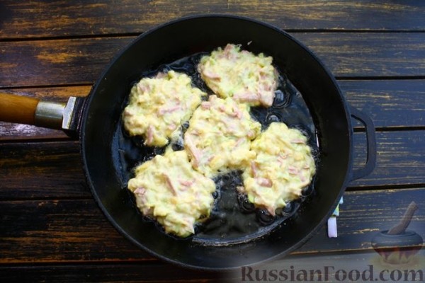 Оладьи из кабачков с сыром и колбасой