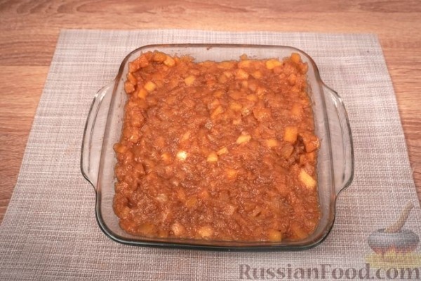 Шарлотка из сдобных булочек, с яблоками, вишней и смородиновым соусом