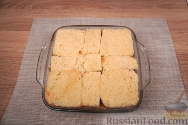 Шарлотка из сдобных булочек, с яблоками, вишней и смородиновым соусом