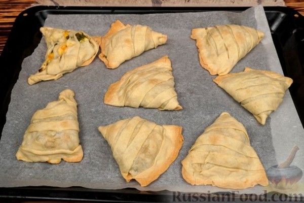 Бездрожжевые пирожки с яйцом и зелёным луком (в духовке)