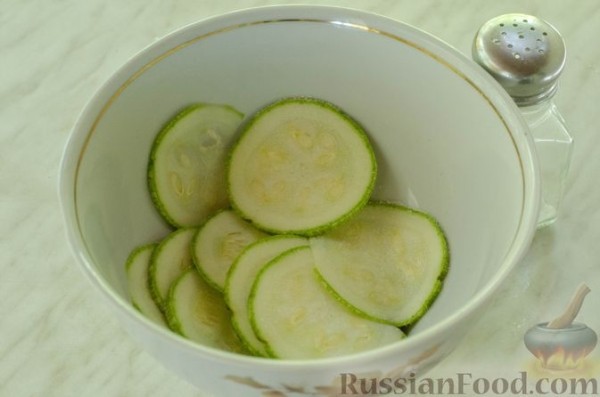Рулет из кабачков с куриным фаршем и сыром
