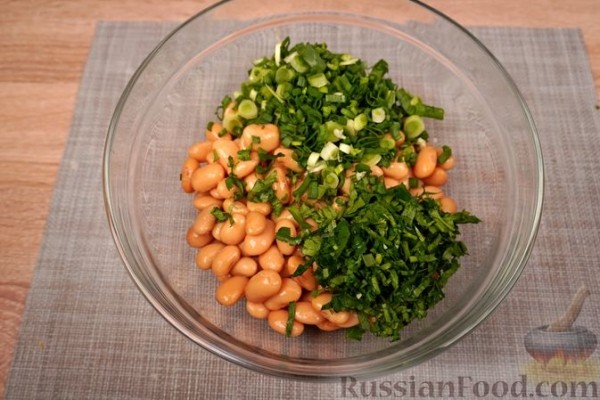 Салат из фасоли с чесноком и зеленью