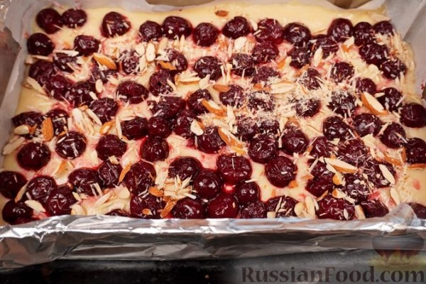 Пирог с вишней и миндалём