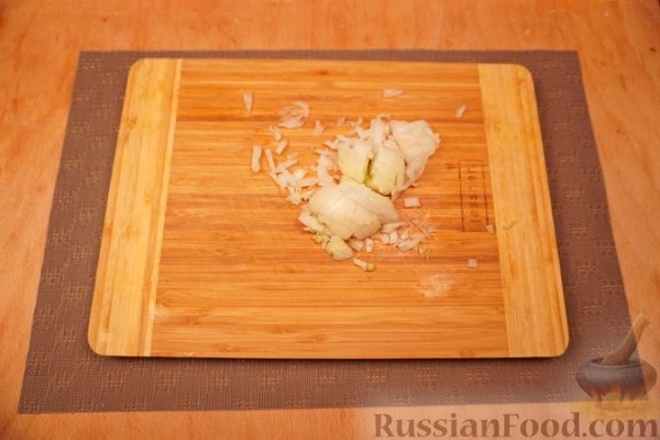 Макароны-ракушки, фаршированные курицей, под сырно-сливочным соусом