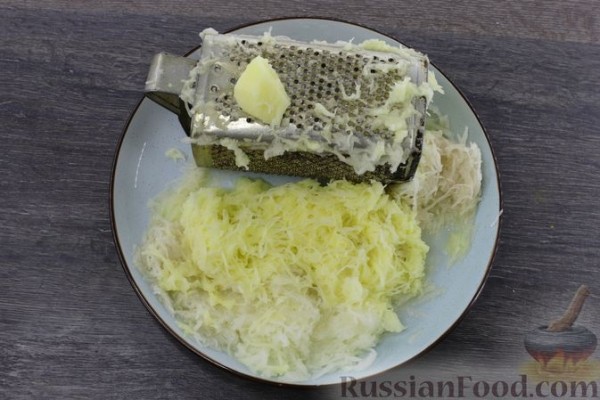 Картофельно-луковый блинный торт с помидорами и сыром