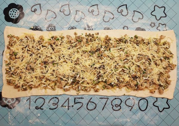 Пирог с курицей из слоеного теста