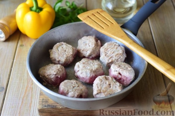 Тефтели из свинины, тушенные с фасолью, в томатном соусе