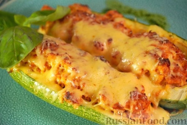 Кабачки, фаршированные яйцами и ветчиной