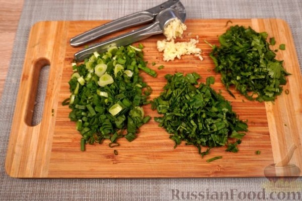 Салат из фасоли с чесноком и зеленью