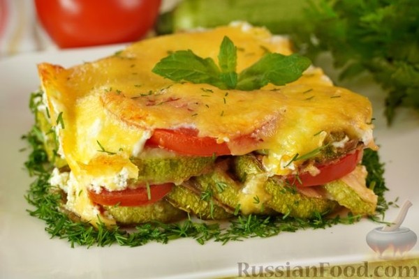 Кабачки с помидорами, запечённые в сметане