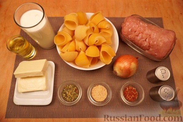 Макароны-ракушки, фаршированные курицей, под сырно-сливочным соусом