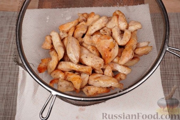 Салат c куриным филе и жареными овощами