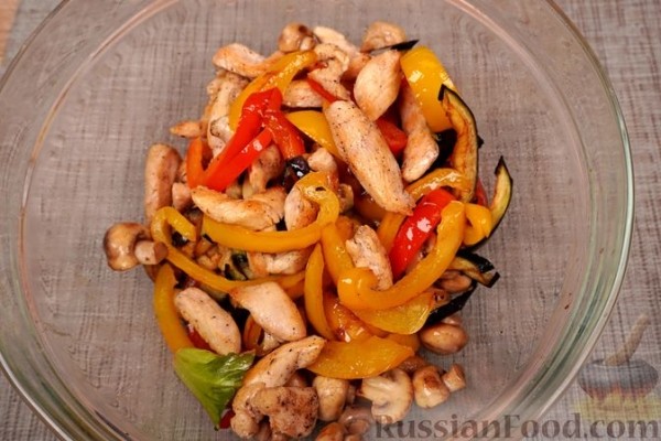 Салат c куриным филе и жареными овощами