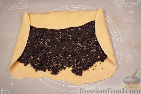 Маковый рулет с орехами