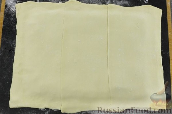 Слоёный пирог с красной рыбой и сливочным сыром
