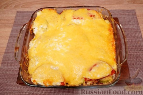 Кабачки с помидорами, запечённые в сметане