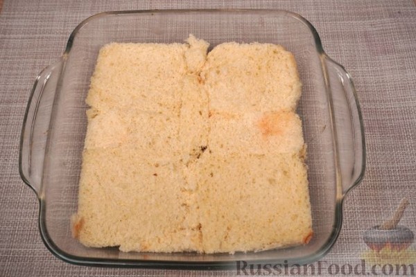 Шарлотка из сдобных булочек, с яблоками, вишней и смородиновым соусом