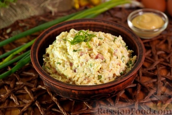 Яичная помазанка с беконом и зелёным луком