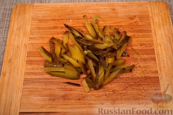 Картофельный салат с овощами и жареным куриным филе