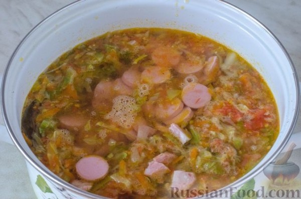 Щи с копченой колбасой и сосисками