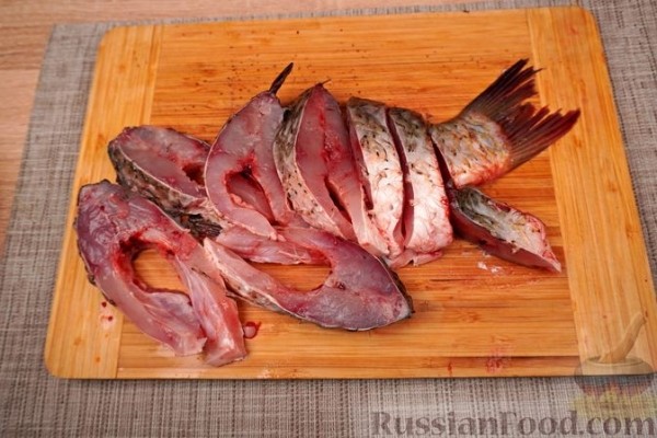 Карп в кукурузной муке, с соусом "Муждей"