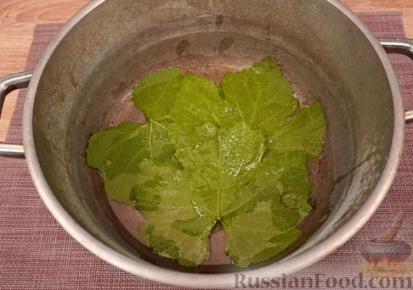 Голубцы из виноградных листьев с кукурузной крупой, грибами и овощами
