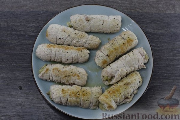 Крученики из свинины с грибами в сметанном соусе