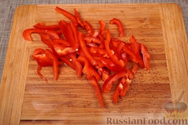 Картофельный салат с овощами и жареным куриным филе