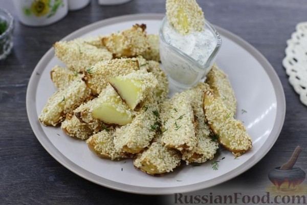 Запечённый молодой картофель в кунжуте, со сметанным соусом