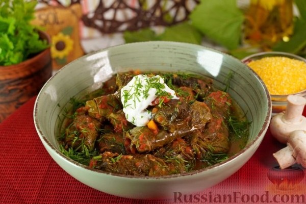 Голубцы из виноградных листьев с кукурузной крупой, грибами и овощами